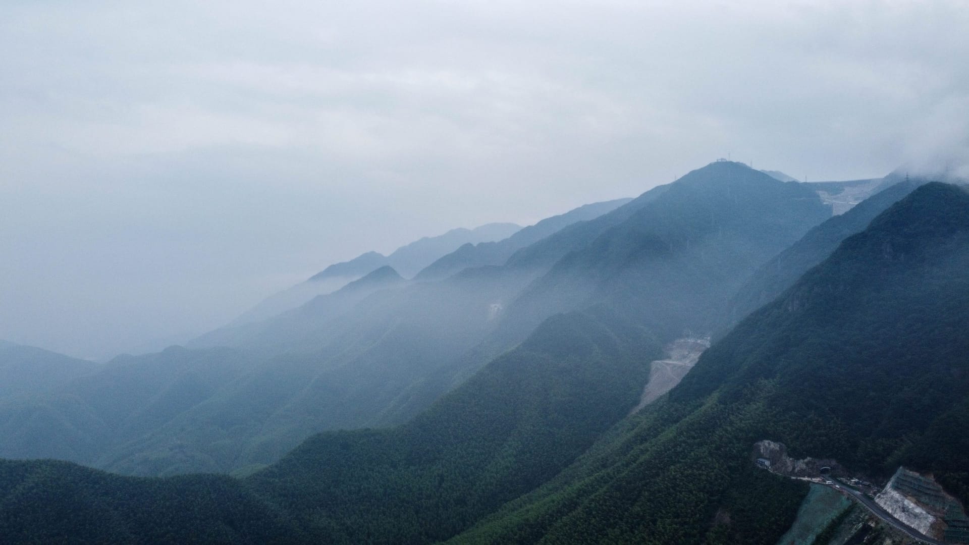 大山，深处。