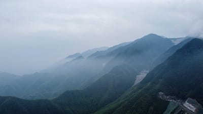 大山，深处。